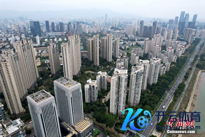 1月17日,空中航拍福州江滨楼盘。当日,中国国度统计局发布2022年全年经济数据。国度统计局局长康义当日在国新办新闻发布会上暗示,房地产照旧一个营救产业,房地产阛阓迟缓企稳具有一些成心条目。中国仍然处在城镇化握续发展阶段,尽管旧年城镇化率达到65.22%,然则城镇化率照旧不高,进展国度基本在80%驾驭。这是畴昔的发展空间。(无东说念主机相片) <a target='_blank' href='/'>中新社</a>记者 王东明 摄 1月17日,空中航拍福州江滨楼盘。当日,中国国度统计局发布2022年全年经济数据。国度统计局局长康义当日在国新办新闻发布会上暗示,房地产照旧一个营救产业,房地产阛阓迟缓企稳具有一些成心条目。中国仍然处在城镇化握续发展阶段,尽管旧年城镇化率达到65.22%,然则城镇化率照旧不高,进展国度基本在80%驾驭。这是畴昔的发展空间。(无东说念主机相片) <a target='_blank' href='/'>中新社</a>记者 王东明 摄