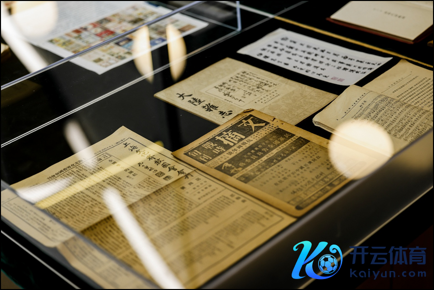 展览特辟一柜，展出了与马相伯与其他学东谈主的书信交游、复旦大学文摘社的《文摘·战时旬刊》等。