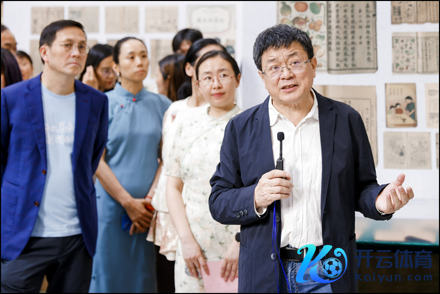 邓康延在“致意先生·好意思育中华：复旦大学建校120周年献礼展”开幕式上为嘉宾导览。